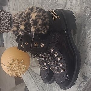 Juicy Couture Women's Indulgence Boots Faux Leather Lug Sole Embroidered 7.5M